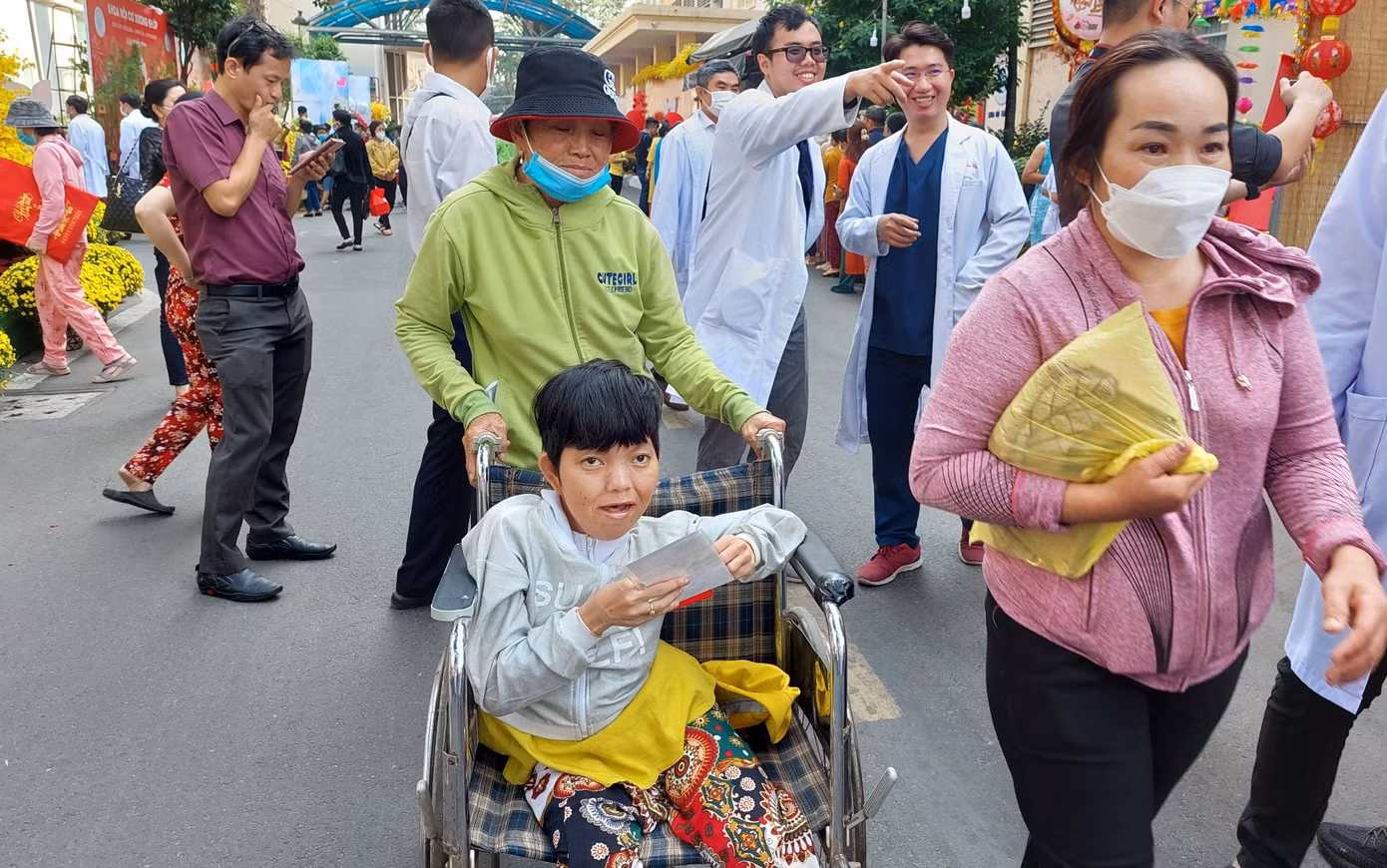 Sắc xuân rực rỡ mang đến niềm vui giúp người bệnh và thân nhân vơi đi nỗi nhớ nhà