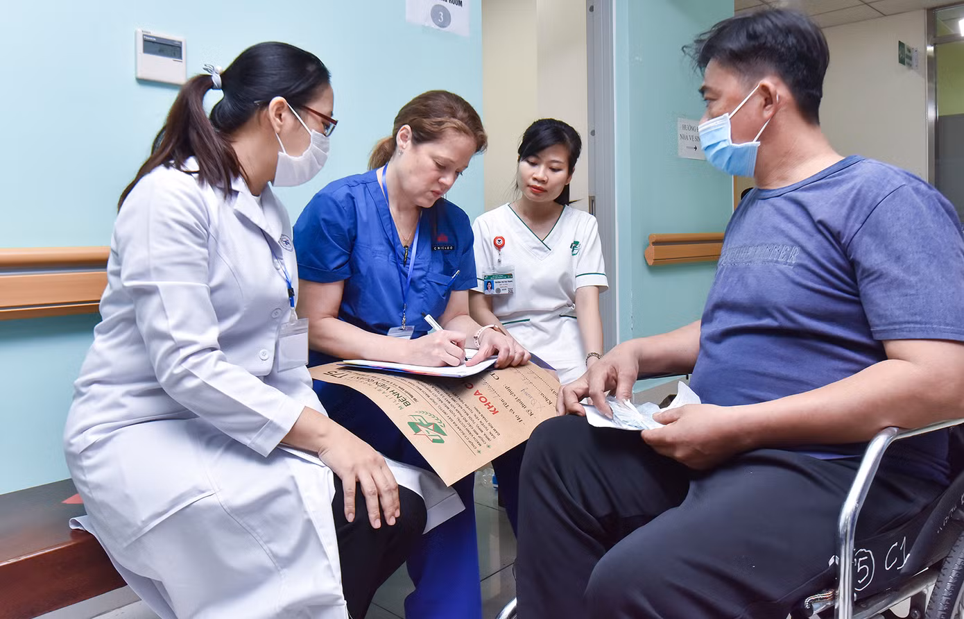 Các bác sĩ thăm khám, tư vấn cho bệnh nhân có chỉ định phẫu thuật khớp háng