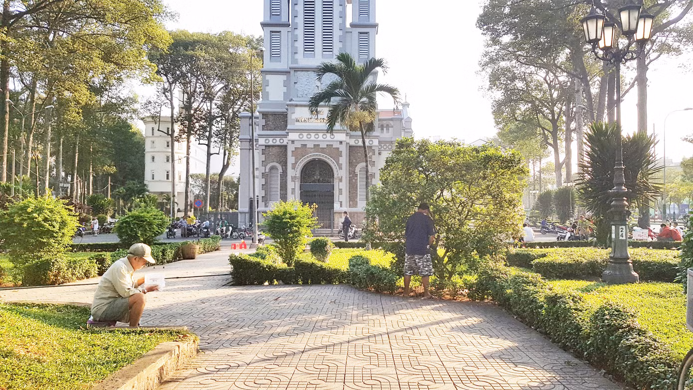 Một người đàn ông đang tiểu tiện vào gốc cây