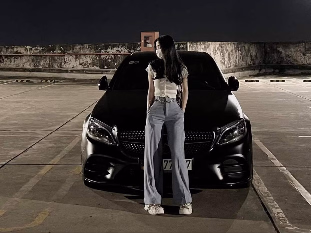 Ở độ tuổi 26, Jun Vũ đang sở hữu một chiếc Mercedes-Benz C 300 AMG màu đen có trị giá gần 2 tỷ đồng.