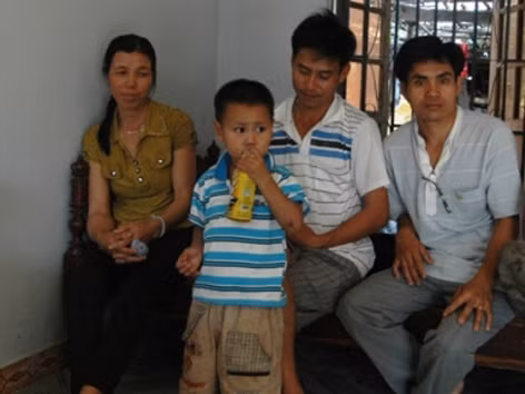 Sau ngày con gái bị chồng tra tấn, người nhà ngày đêm túc trực bảo vệ chị Bông