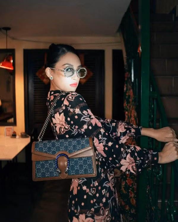 Gucci Dionysus cũng lại xuất hiện trên vai các nàng hậu. Ai nấy đều chọn túi dòng IT bag để không quá mạo hiểm với số tiền đã bỏ ra. Gucci Dionysus cũng lại xuất hiện trên vai các nàng hậu. Ai nấy đều chọn túi dòng IT bag để không quá mạo hiểm với số tiền đã bỏ ra.