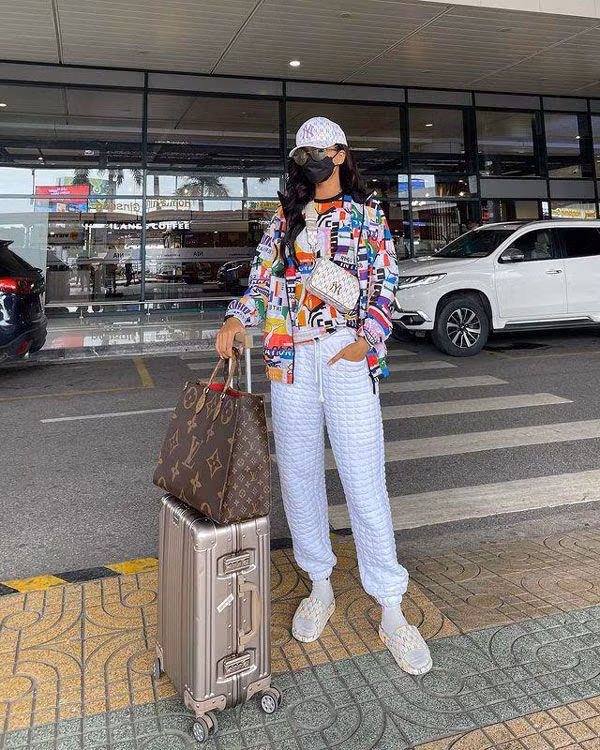 LV On The Go là mẫu túi hot của LV dành cho tín đồ xê dịch. Cũng là một nàng hậu năng động, di chuyển nhiều, chiếc túi này rất được việc cho Hen. Có lần cô nàng quay clip lục túi xách cho thấy chiếc túi thật sự có thể "đựng cả thế giới". LV On The Go là mẫu túi hot của LV dành cho tín đồ xê dịch. Cũng là một nàng hậu năng động, di chuyển nhiều, chiếc túi này rất được việc cho Hen. Có lần cô nàng quay clip lục túi xách cho thấy chiếc túi thật sự có thể "đựng cả thế giới".