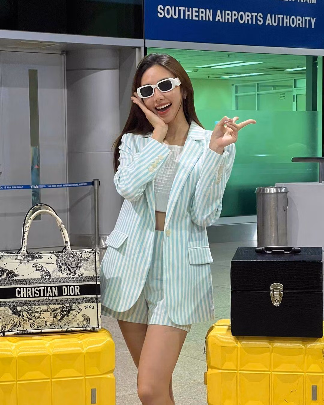 Với giá từ 2.650 đến 3.700 USD, Dior book tote là chiếc túi nhìn sành điệu ngay lập tức và duy trì được độ hot qua nhiều mùa thời trang. Với giá từ 2.650 đến 3.700 USD, Dior book tote là chiếc túi nhìn sành điệu ngay lập tức và duy trì được độ hot qua nhiều mùa thời trang.