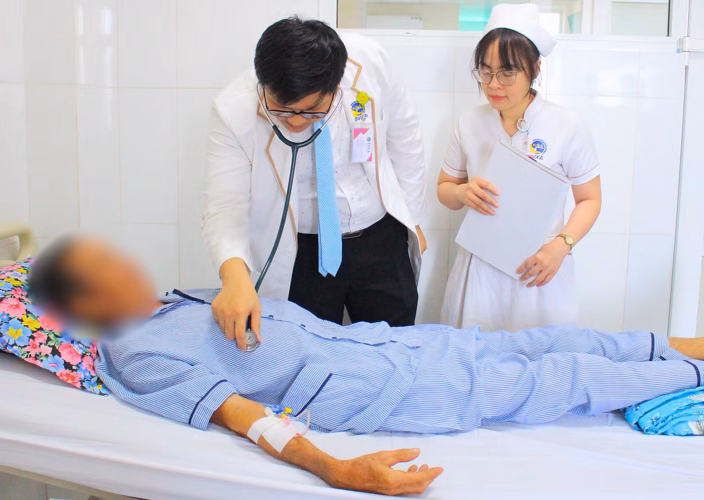 Bác sĩ thăm khám cho bệnh nhân bị rắn lục đuôi đỏ cắn dẫn tới nhiễm độc nặng