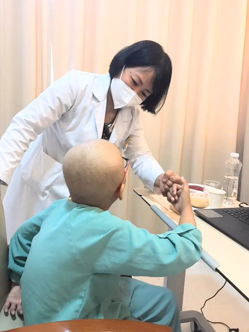 Hầu hết các bệnh ung thư ở trẻ em có thể được chữa khỏi bằng thuốc chung và các hình thức điều trị khác bao gồm phẫu thuật và xạ trị. Điều trị ung thư trẻ em có thể có hiệu quả chi phí trong tất cả các mức thu nhập. Ảnh: TS - BS Phạm Thị Việt Hương và một bệnh nhi ung thư đang được điều trị