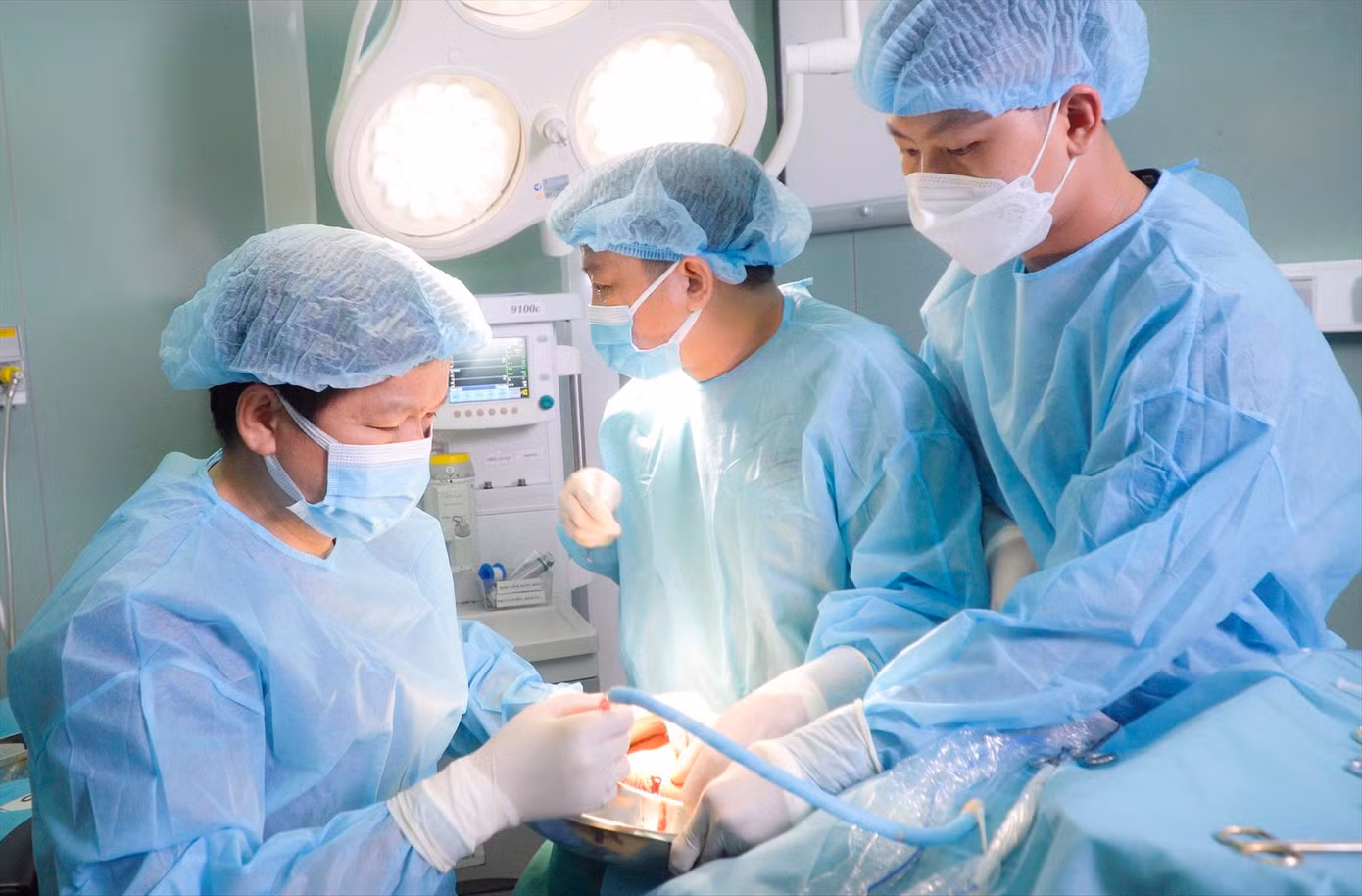 Các bác sĩ Bệnh viện JW đang xử lý cho một trường hợp bị tai biến khi làm đẹp tại cơ sở thẩm mỹ “chui”. Ảnh: Vân Sơn.