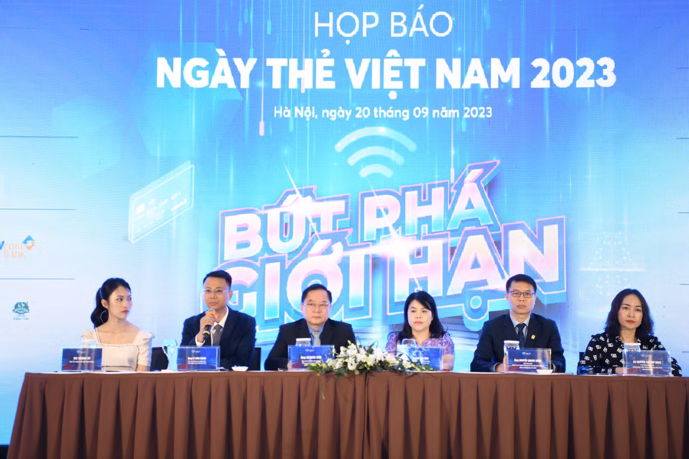 Từ trái qua phải: Đại sứ Ngày Thẻ Việt Nam 2023 Khánh Vy; ông Lê Anh Dũng, Phó Vụ trưởng Vụ Thanh toán (NHNN); ông Lê Xuân Sơn, Tổng Biên tập báo Tiền Phong, Trưởng Ban Tổ chức; bà Kim Lan Anh, Phó Vụ trưởng Vụ Truyền thông (NHNN); ông Nguyễn Quang Hưng, Chủ tịch HĐQT NAPAS, đồng Trưởng Ban Tổ chức; bà Nguyễn Thị Kim Oanh, Phó Tổng Giám đốc Vietcombank, nhà tài trợ Kim cương trả lời báo chí.