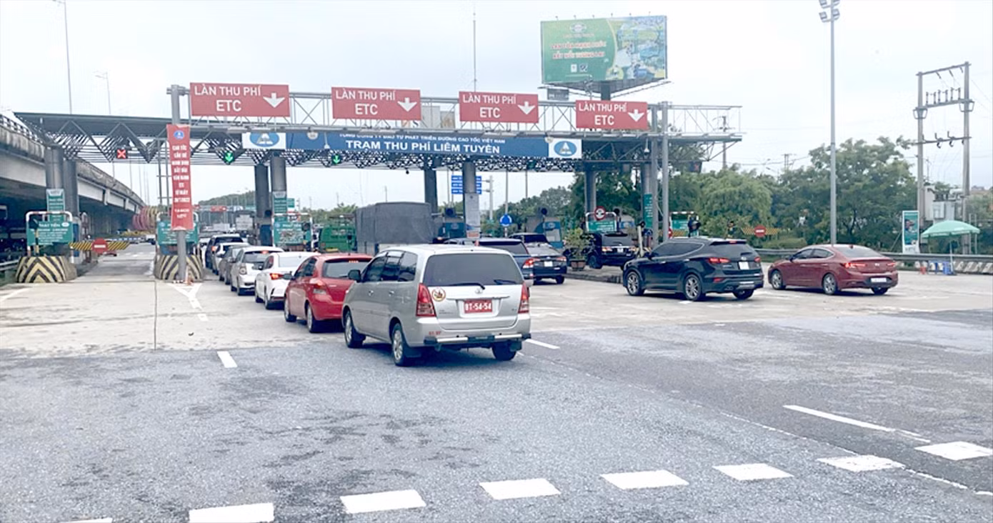Thu phí tự động hoàn toàn giúp phương tiện lưu thông thuận lợi tại các trạm thu phí. (trạm thu phí Liêm Tuyền trên tuyến cao tốc Cầu Giẽ - Ninh Bình). Ảnh: Phạm Thanh