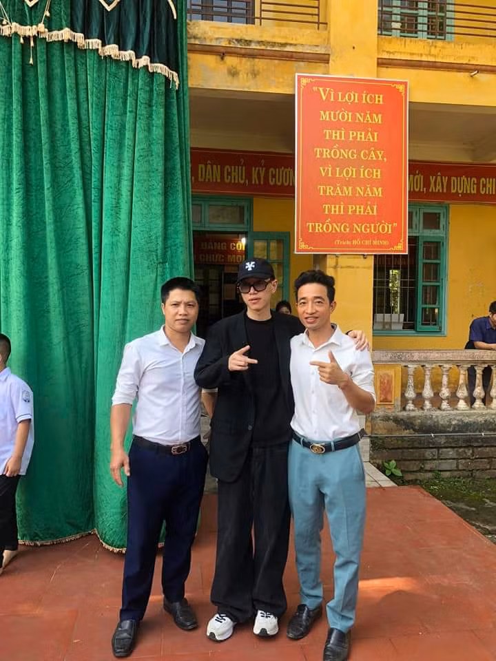 Rapper “À Lôi” và thầy chủ nhiệm Ma Đình Khu (bìa trái)