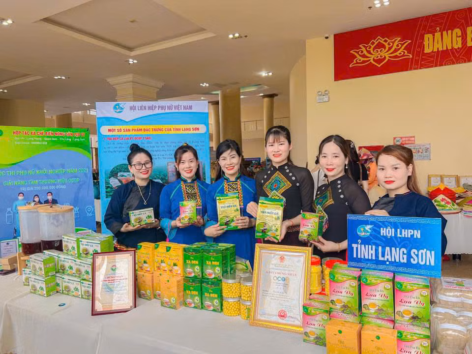 Chị Vy Thị Lụa (giữa) và những người khởi nghiệp xứ Lạng Ảnh: Duy Chiến