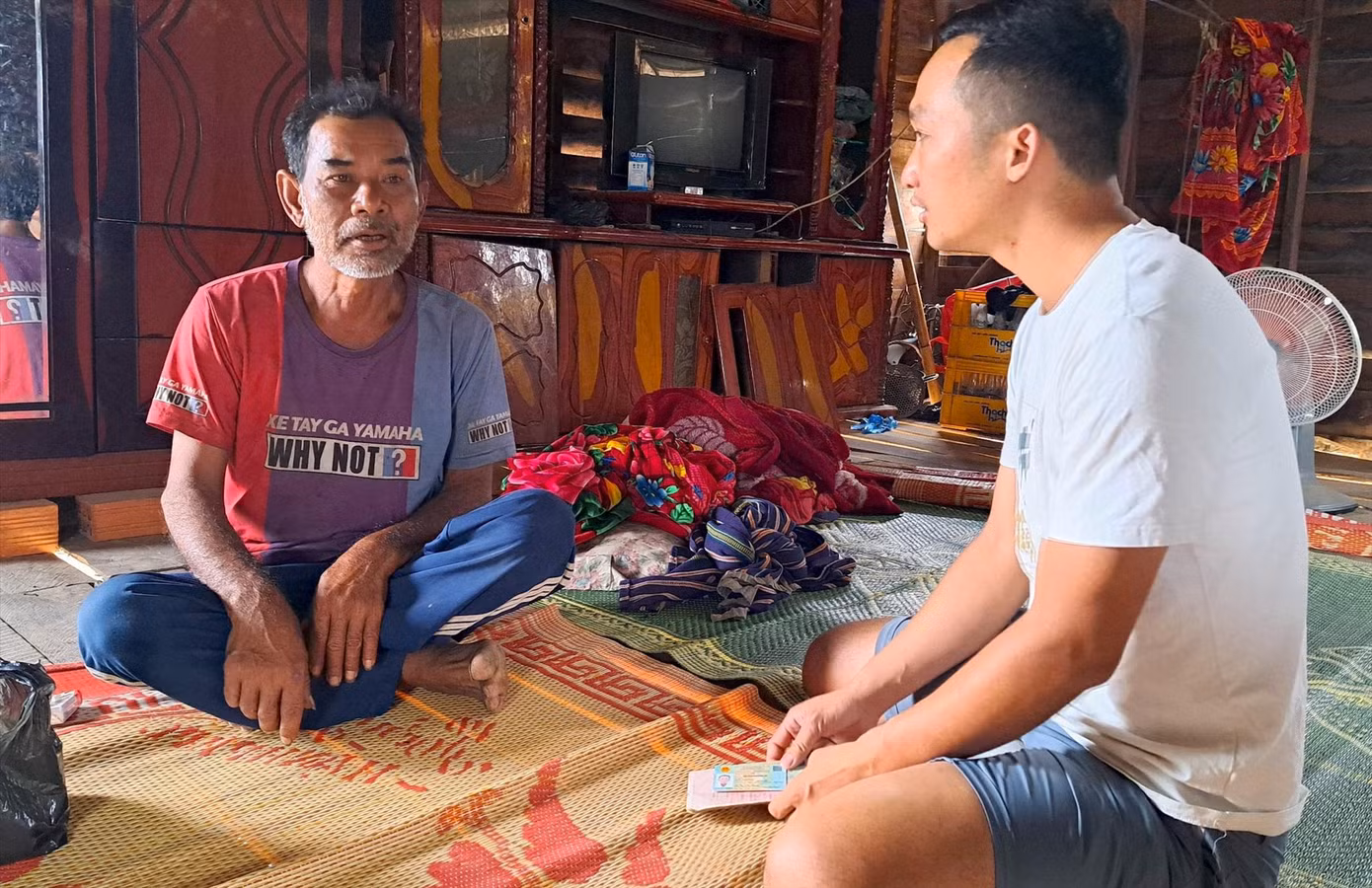 Ông Kpa Thương (bên trái) chưa dứt nỗi đau mất con trai