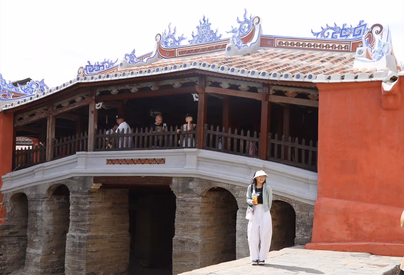 Di tích Chùa Cầu sau trùng tu nhận nhiều ý kiến trái chiều. Ảnh: HOÀI VĂN