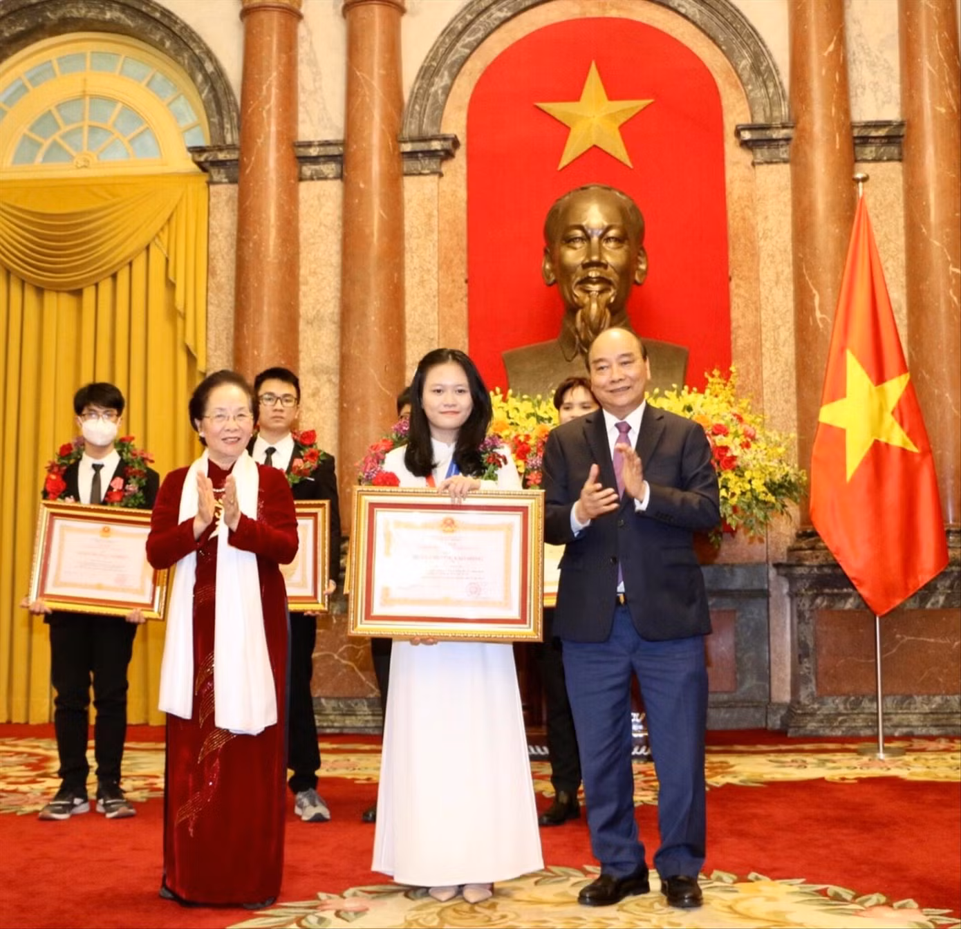 Nguyễn Lê Thảo Anh nhận Huân chương Lao động hạng Nhì do Chủ tịch nước Nguyễn Xuân Phúc trao tặng ẢNH: NVCC
