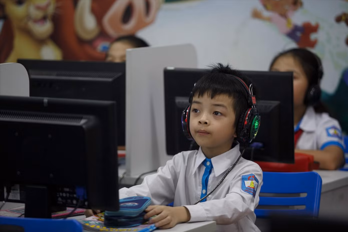 Chuyển đổi số, phổ cập số hóa trong giáo dục cần sự đầu tư về người và vật chất. Ảnh: Thế Đại