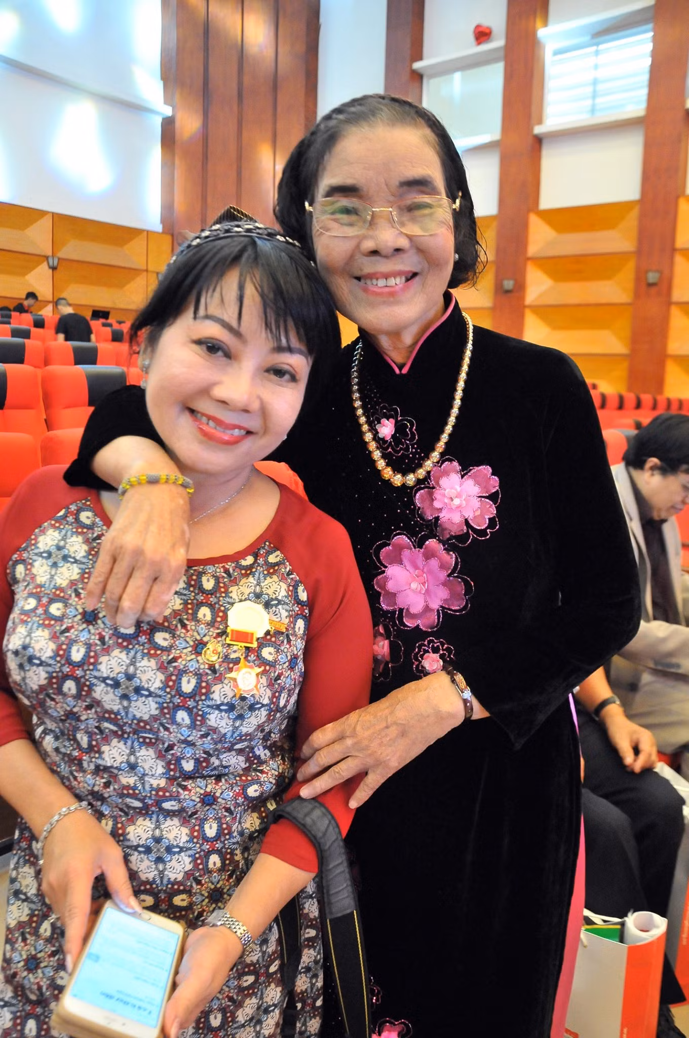 Bà Bích Hậu (phải). Bà Bích Hậu (phải).