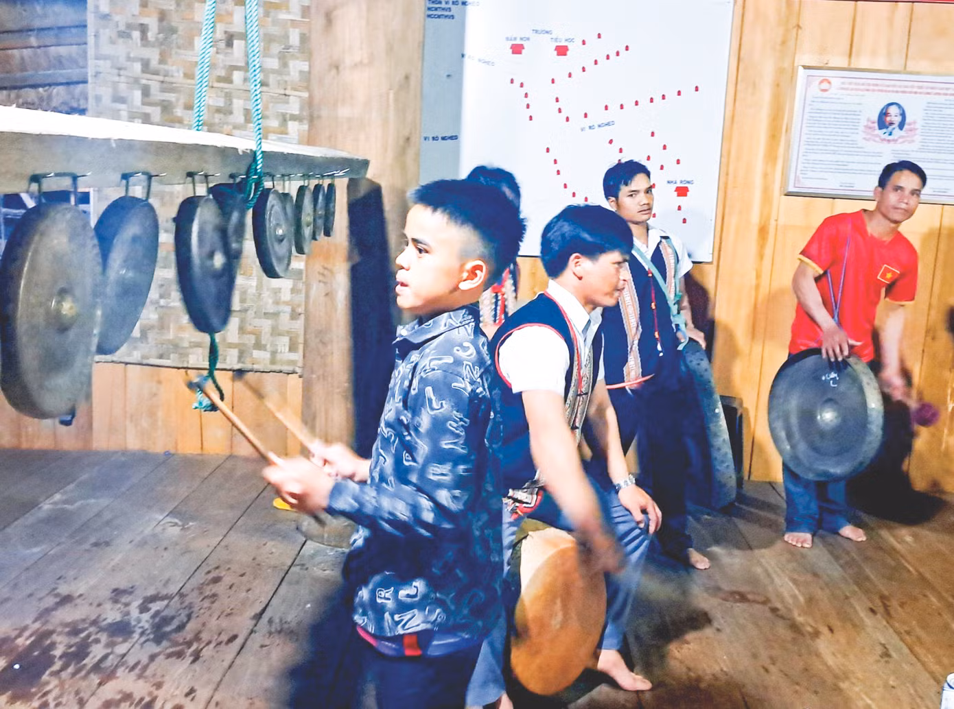 Người dân đánh cồng chiêng trong nhà rông