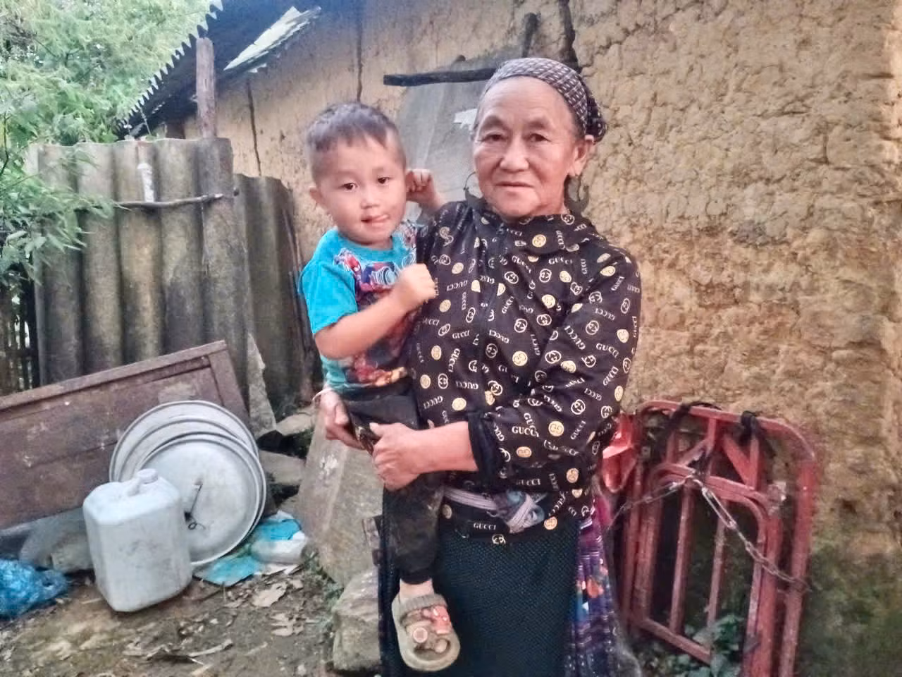 Cháu Sùng Quang Vinh và bà nội Ly Thị Chà ở Bắc Hà, Lào Cai Ảnh: Việt khôi