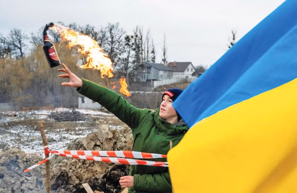 Một người Ukraine tập ném bom xăng ở thành phố Zhytomyr, Ukraine ngày 1/3. Ảnh: Reuters