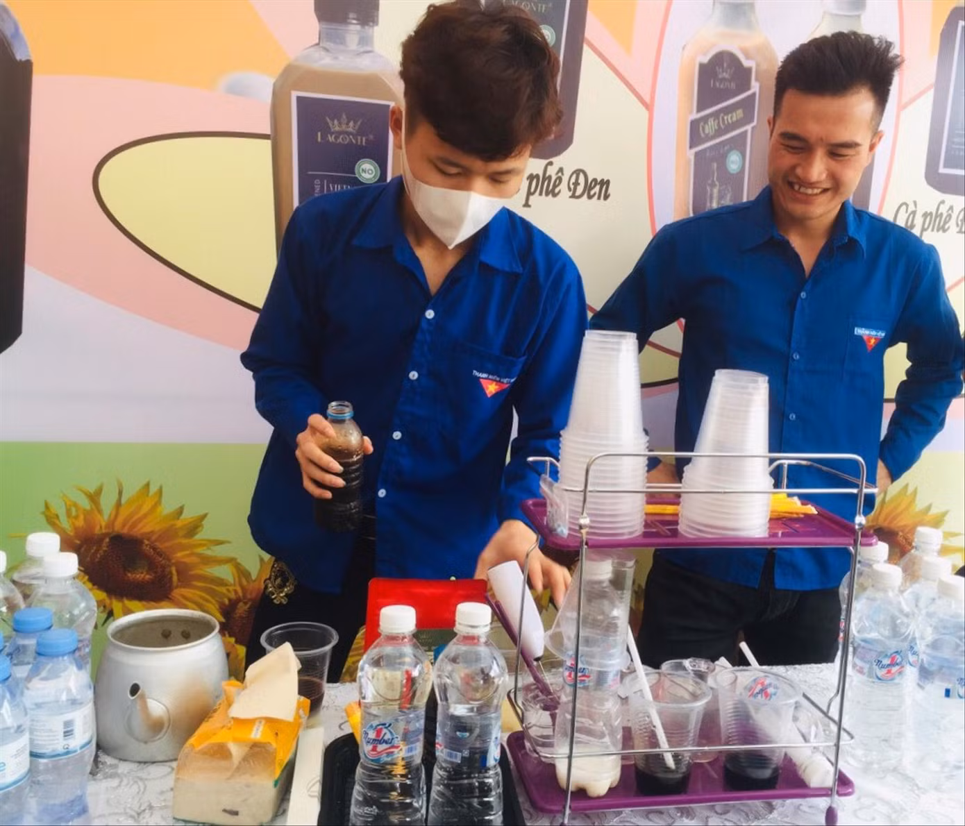 Nguyễn Tuấn Anh (bìa phải) tham gia hoạt động sáng tạo, ngoại khóa Ảnh: Duy Chiến