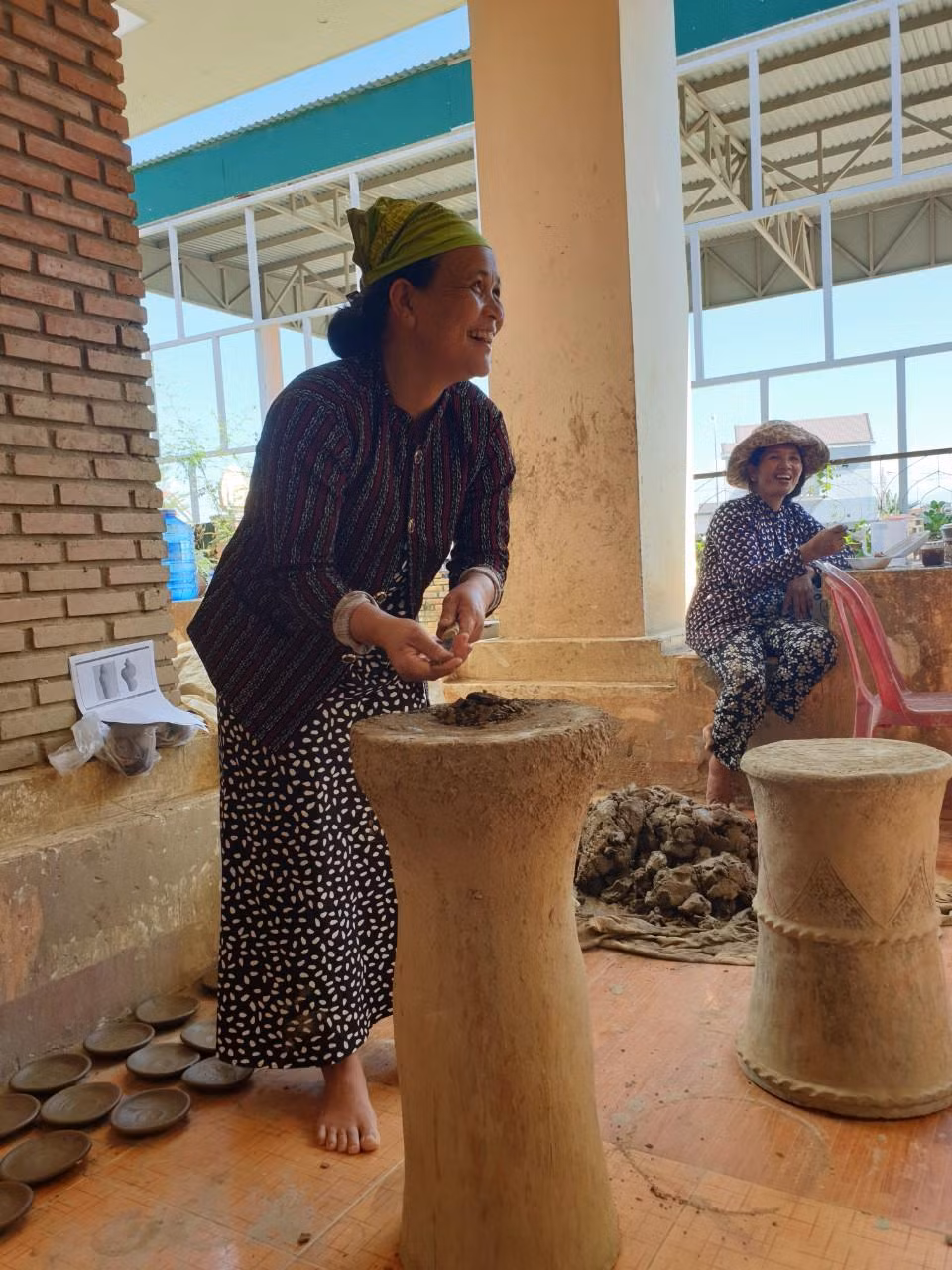 Phụ nữ Chăm làm gốm hoàn toàn bằng tay và đi giật lùi để tạo hình