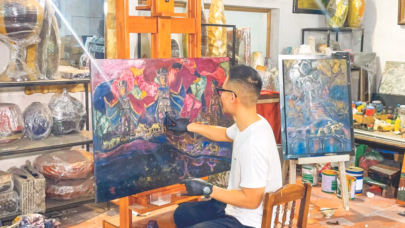 Anh vận hành một số xưởng vẽ ở ngoại thành để phục vụ quá trình sáng tác sơn mài khổ lớn tới hơn 5 mét ngang