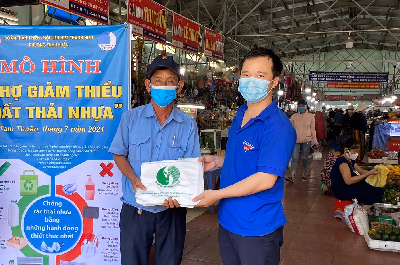 Anh Trần Văn Hiếu, Bí thư Đoàn phường Tam Thuận tặng túi sinh học cho tiểu thương, duy trì mô hình Chợ không rác thải nhựa
