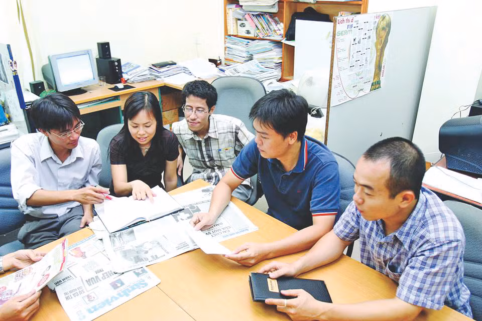Một buổi sinh hoạt chuyên môn tại Ban Sinh Viên Việt Nam, hè năm 2006. Trong ảnh, tác giả ngồi giữa. Ảnh: Tư liệu