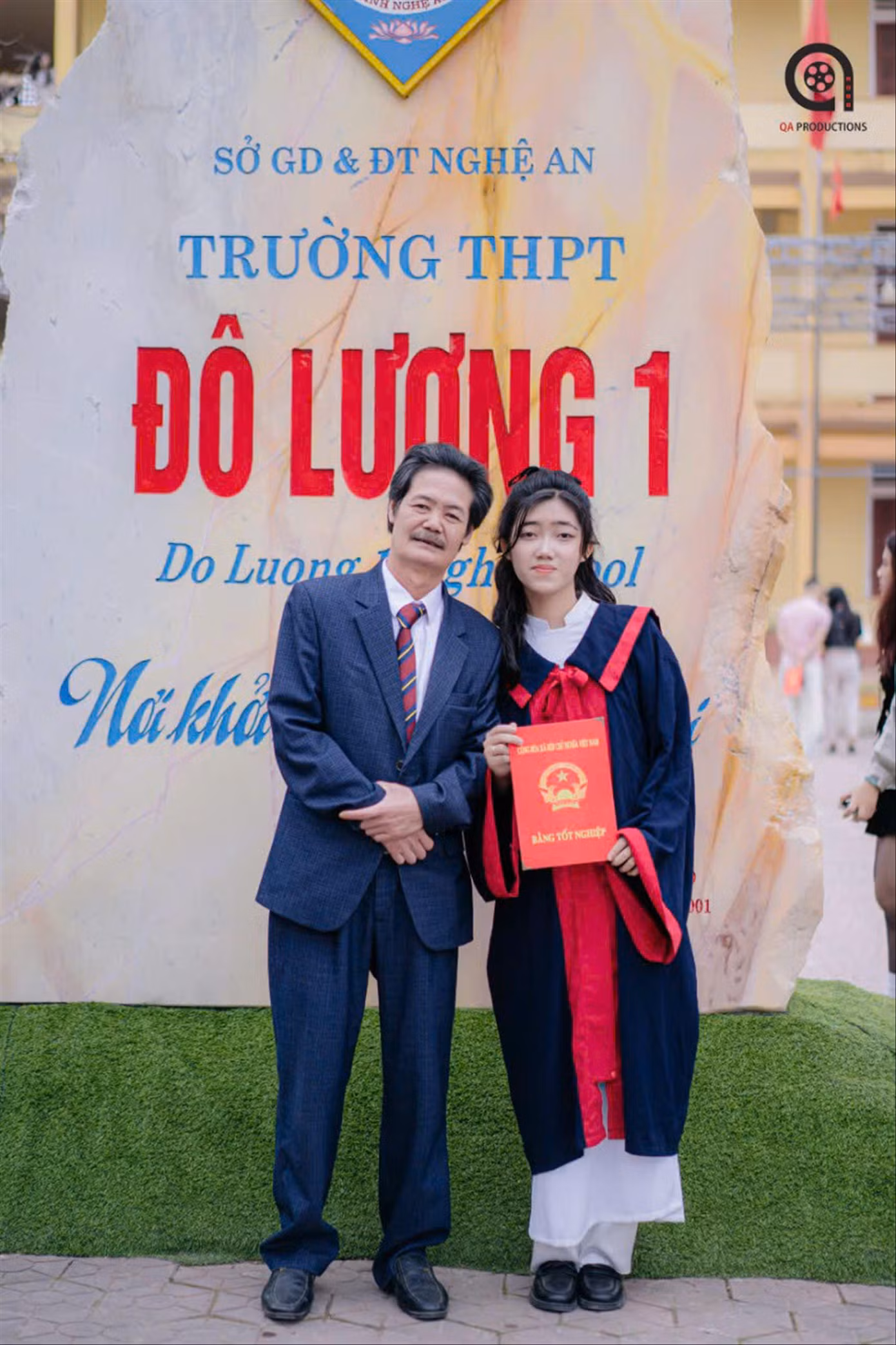 Linh Tâm và bố nuôi là Lê Trung Thực trong ngày tốt nghiệp phổ thông