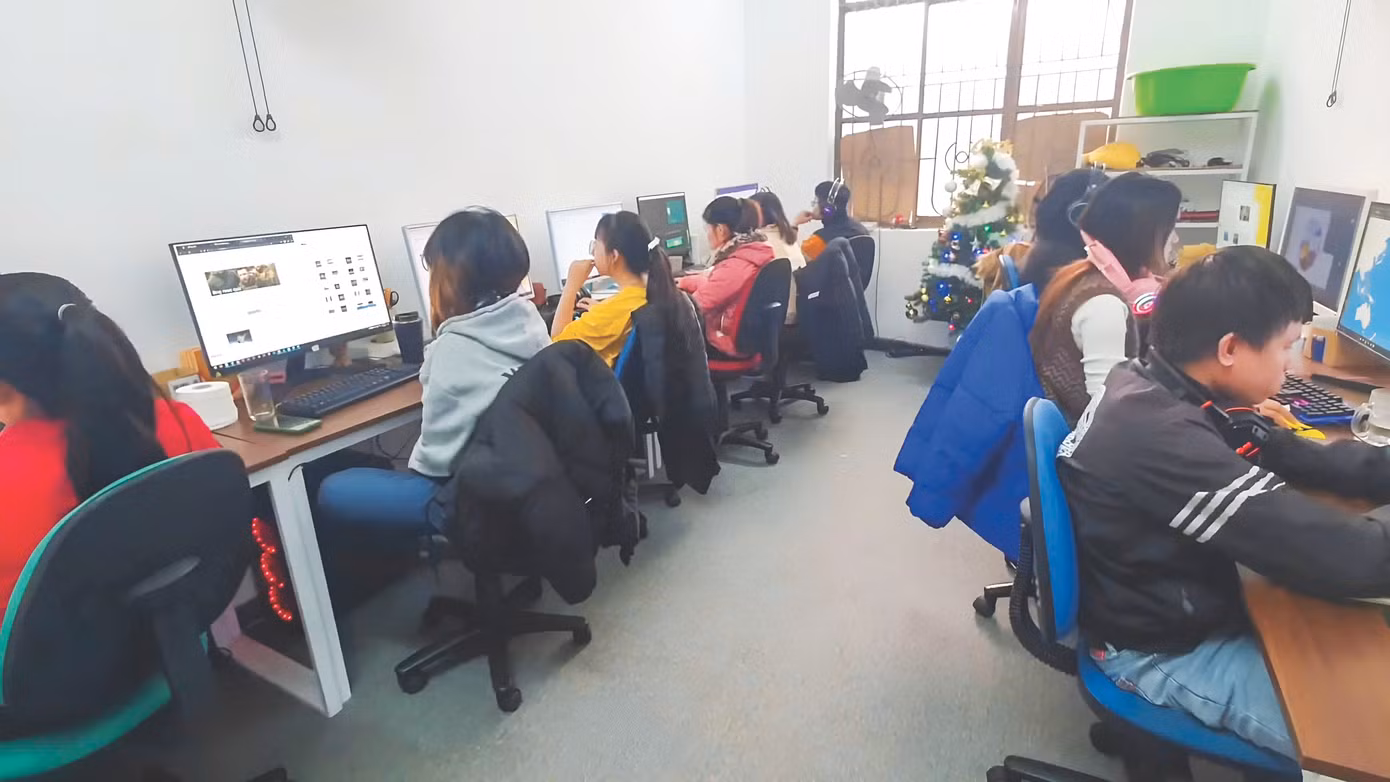Nhóm EZ Sử đang làm việc
