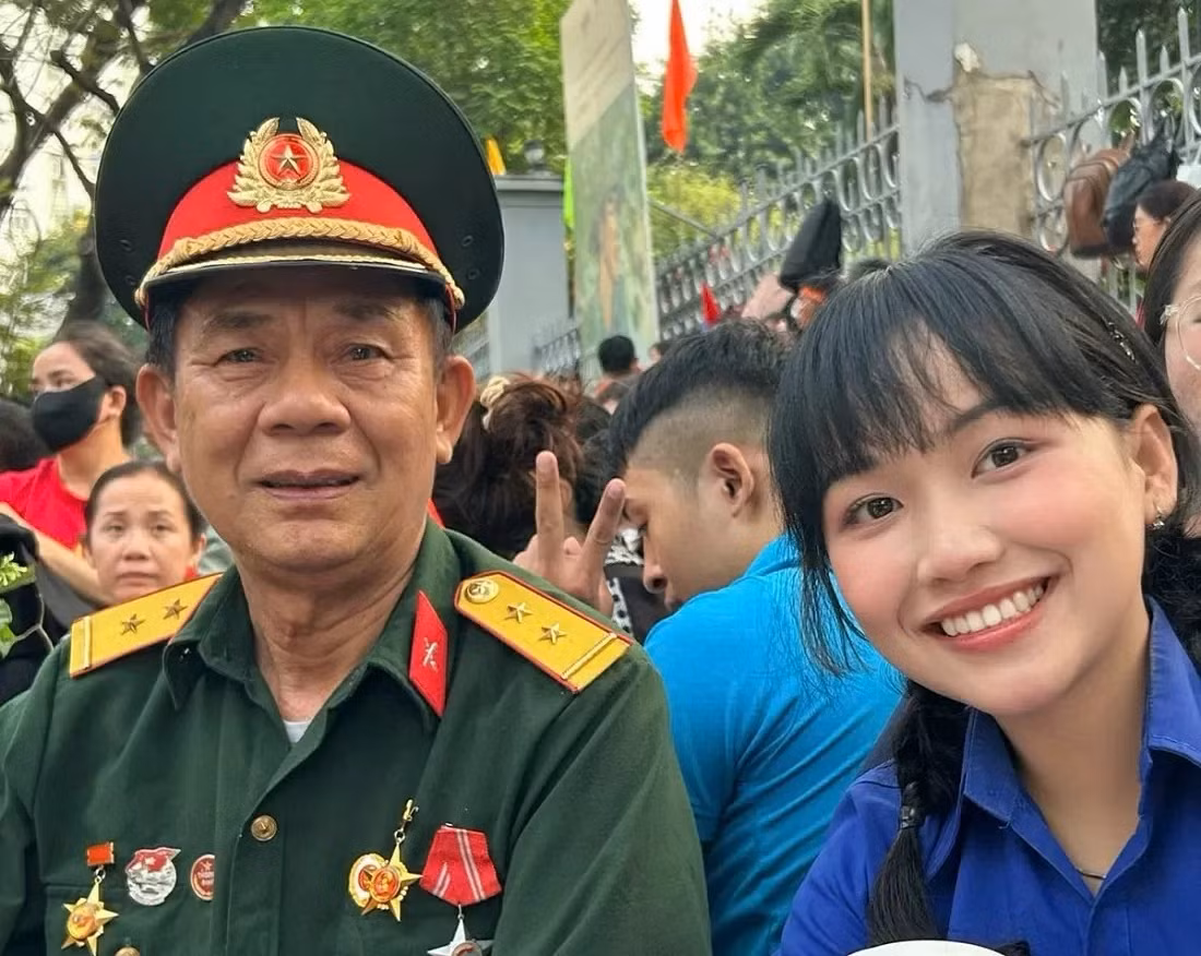 Dương Hoàng Dung cùng một bác cựu chiến binh ngồi chờ xem diễu binh, diễu hành 50 năm Giải phóng miền Nam, thống nhất đất nướcẢnh: Dân Trí Dương Hoàng Dung cùng một bác cựu chiến binh ngồi chờ xem diễu binh, diễu hành 50 năm Giải phóng miền Nam, thống nhất đất nướcẢnh: Dân Trí