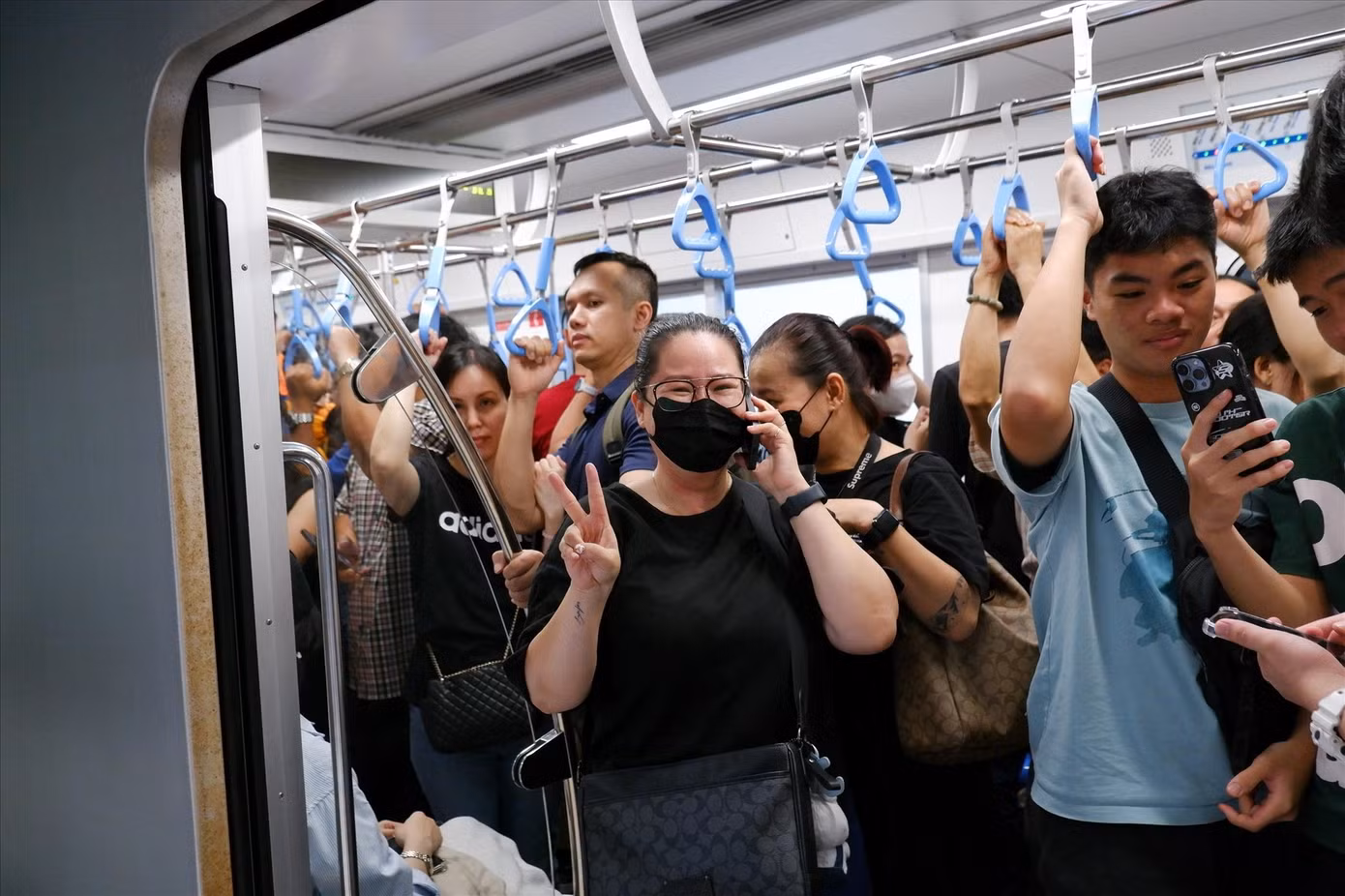 Người dân phấn khởi trải nghiệm metro TPHCM. Ảnh: Hữu Huy