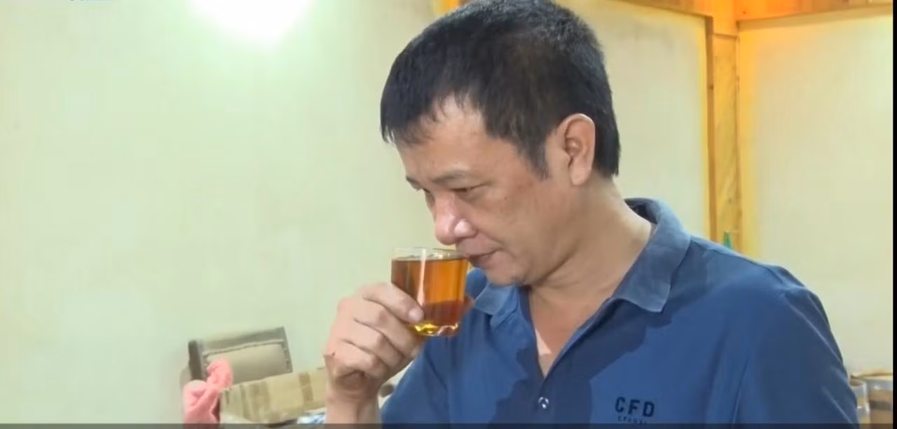 Anh Tố thử rượu gạo ngâm từ thùng gỗ sồi