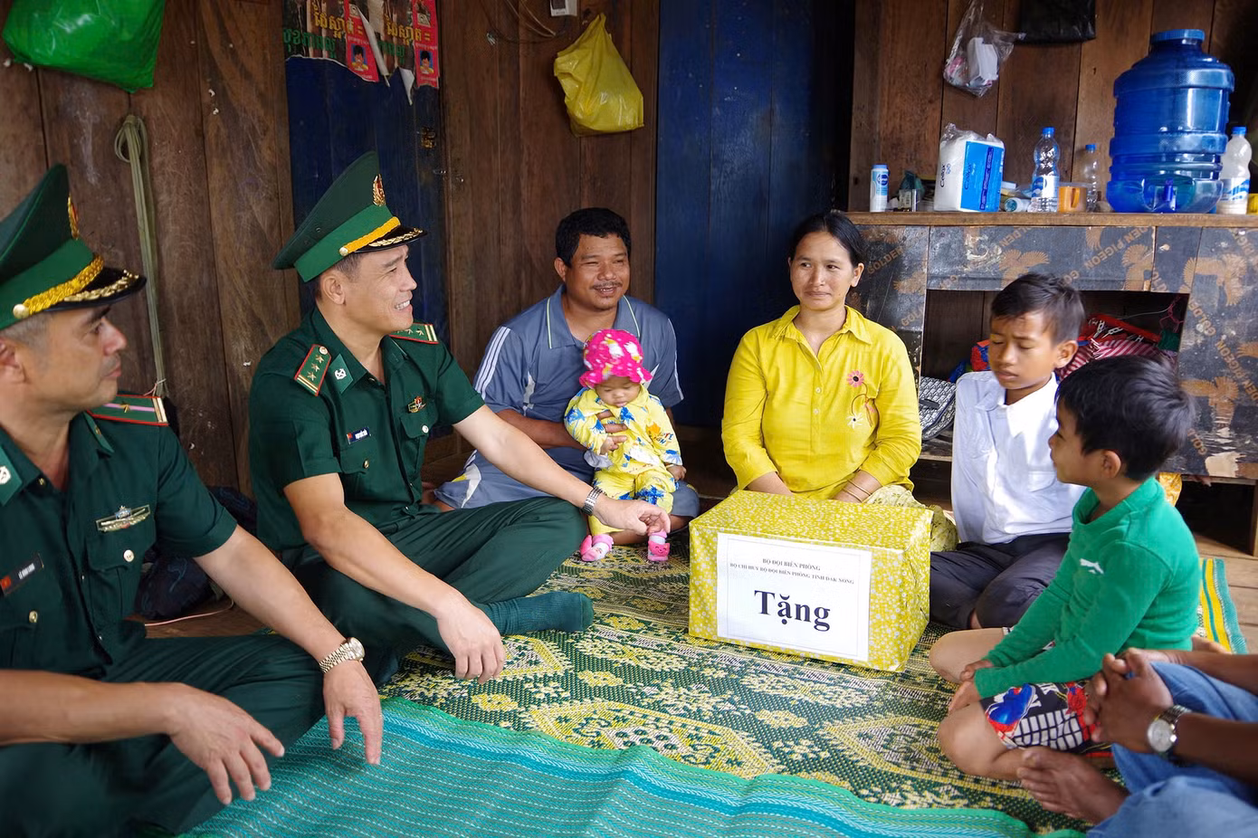 BĐBP tỉnh Đắk Nông thăm hỏi, tặng quà cho gia đình một học sinh ở Campuchia