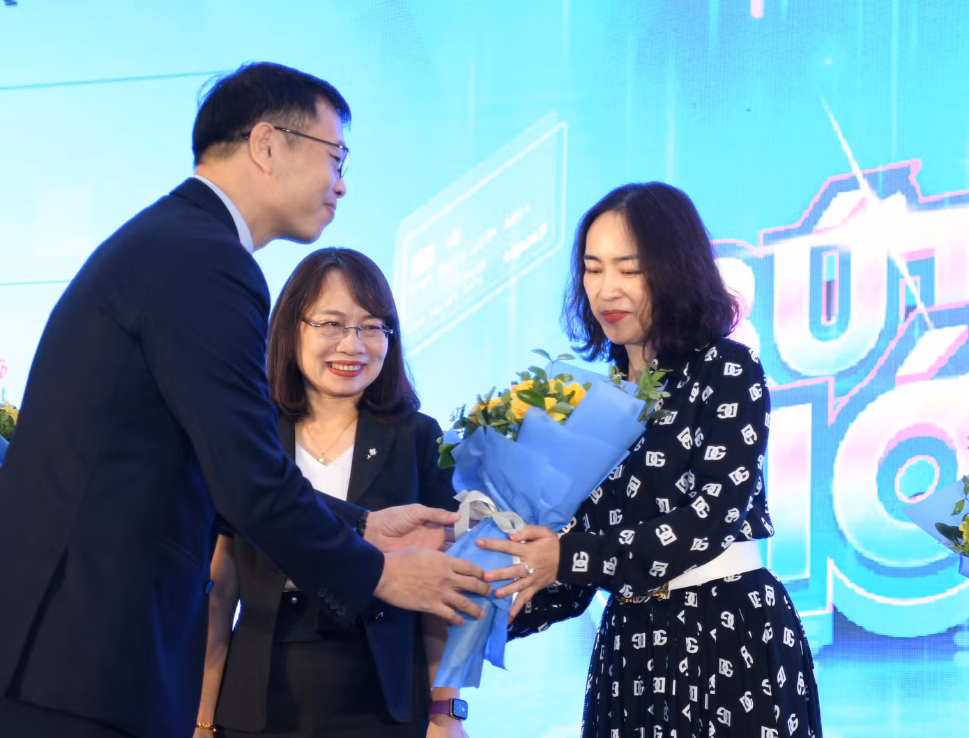 Ông Nguyễn Quang Hưng, Chủ tịch HĐQT Công ty NAPAS tặng hoa nhà tài trợ.