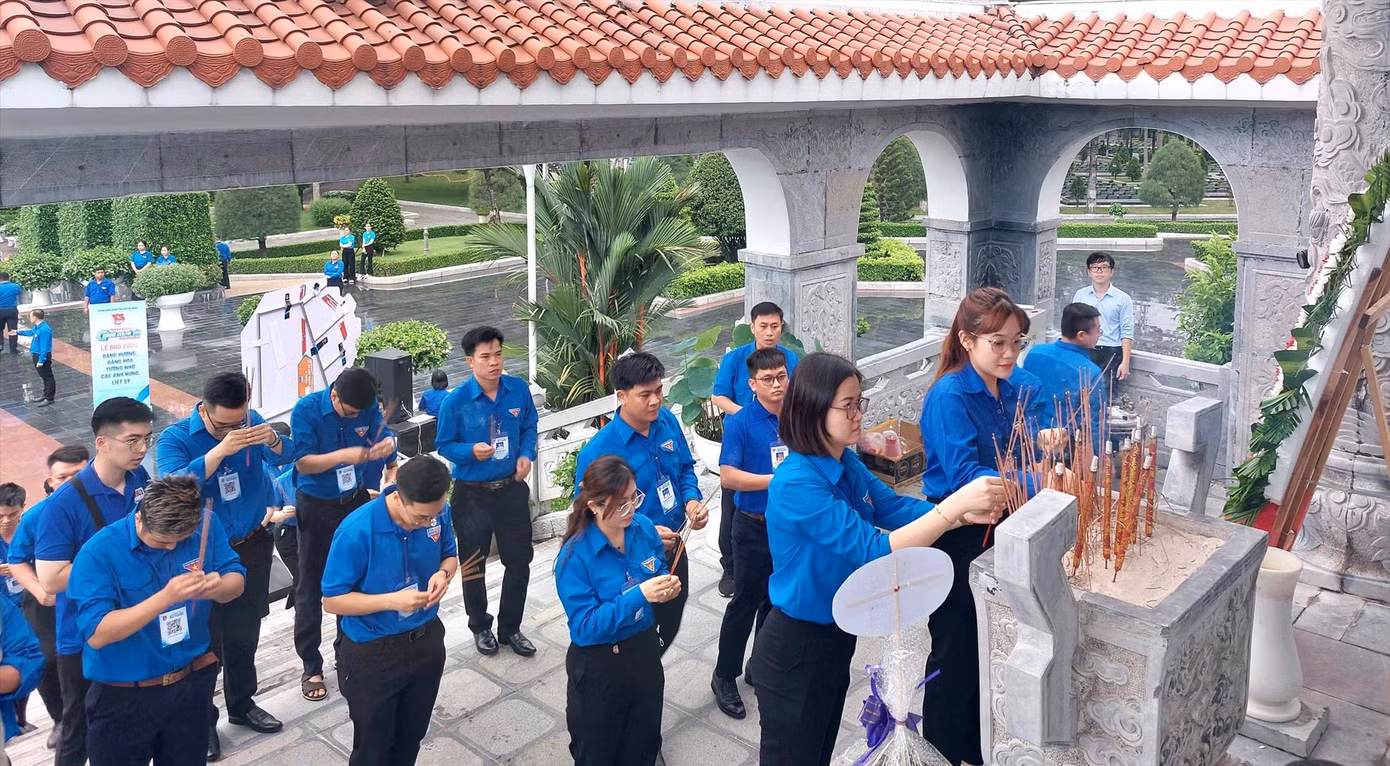 Những người thợ trẻ giỏi dâng hương tưởng nhớ các Anh hùng liệt sĩ tại Bình Dương. Ảnh: H.C