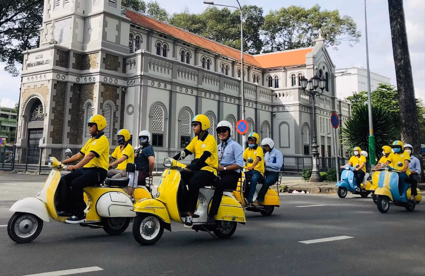 Du khách đi tua xe cổ tại TPHCM.