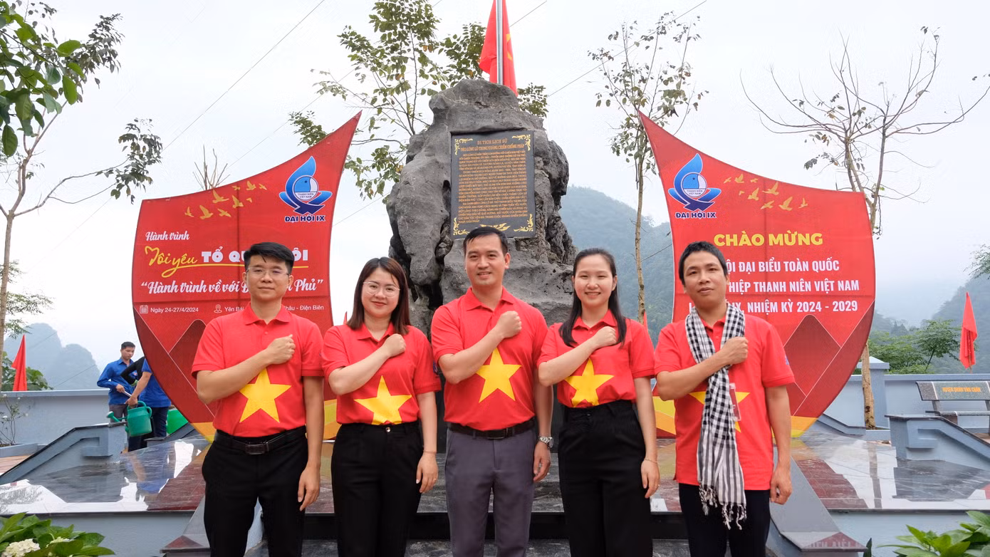 Đại biểu hành trình Tôi yêu Tổ quốc tôi tại di tích lịch sử quốc gia Đèo Lũng Lô Đại biểu hành trình Tôi yêu Tổ quốc tôi tại di tích lịch sử quốc gia Đèo Lũng Lô