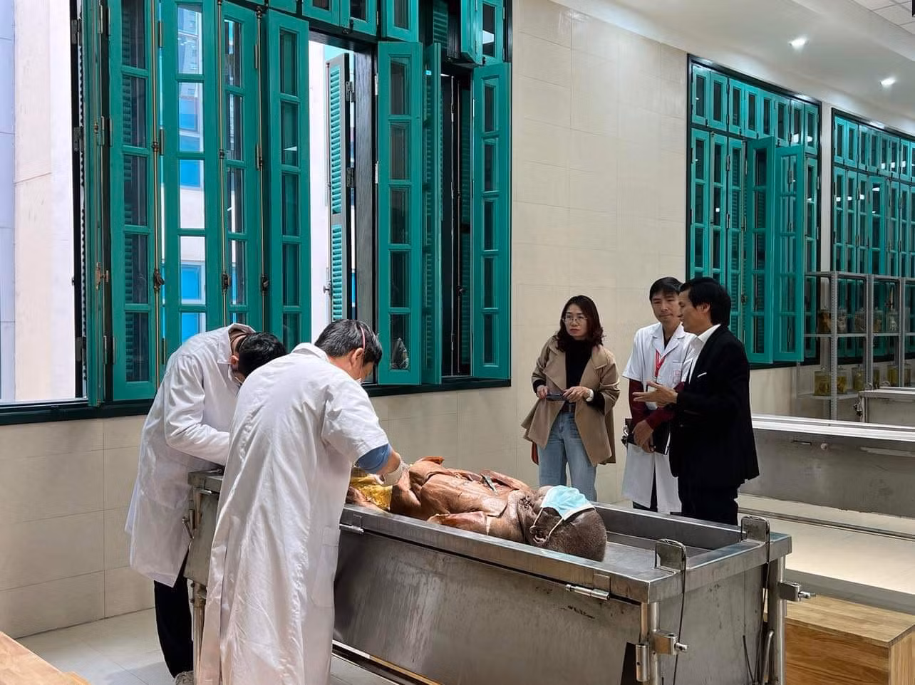 PGS.TS Đồng Văn Hệ - PGĐ BV Việt Đức và TS. Nguyễn Đức Nghĩa (đứng giữa) giải thích cho PV về quá trình giải phẫu xác hiến.