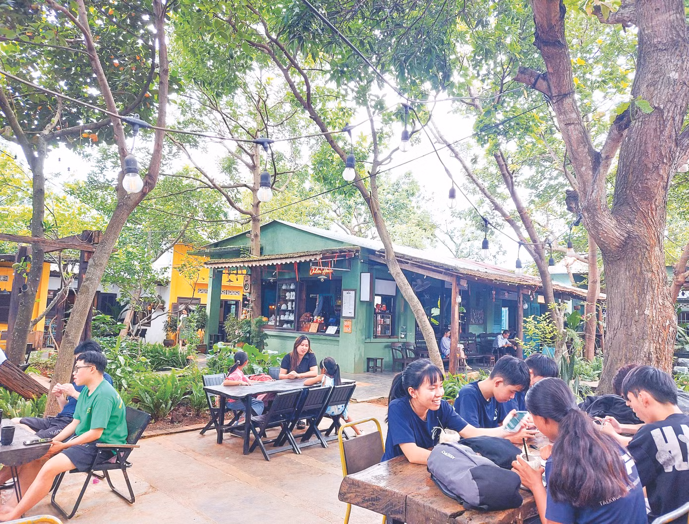 Không gian quán cà phê mộc mạc mang chút hoài niệm thu hút nhiều bạn trẻ