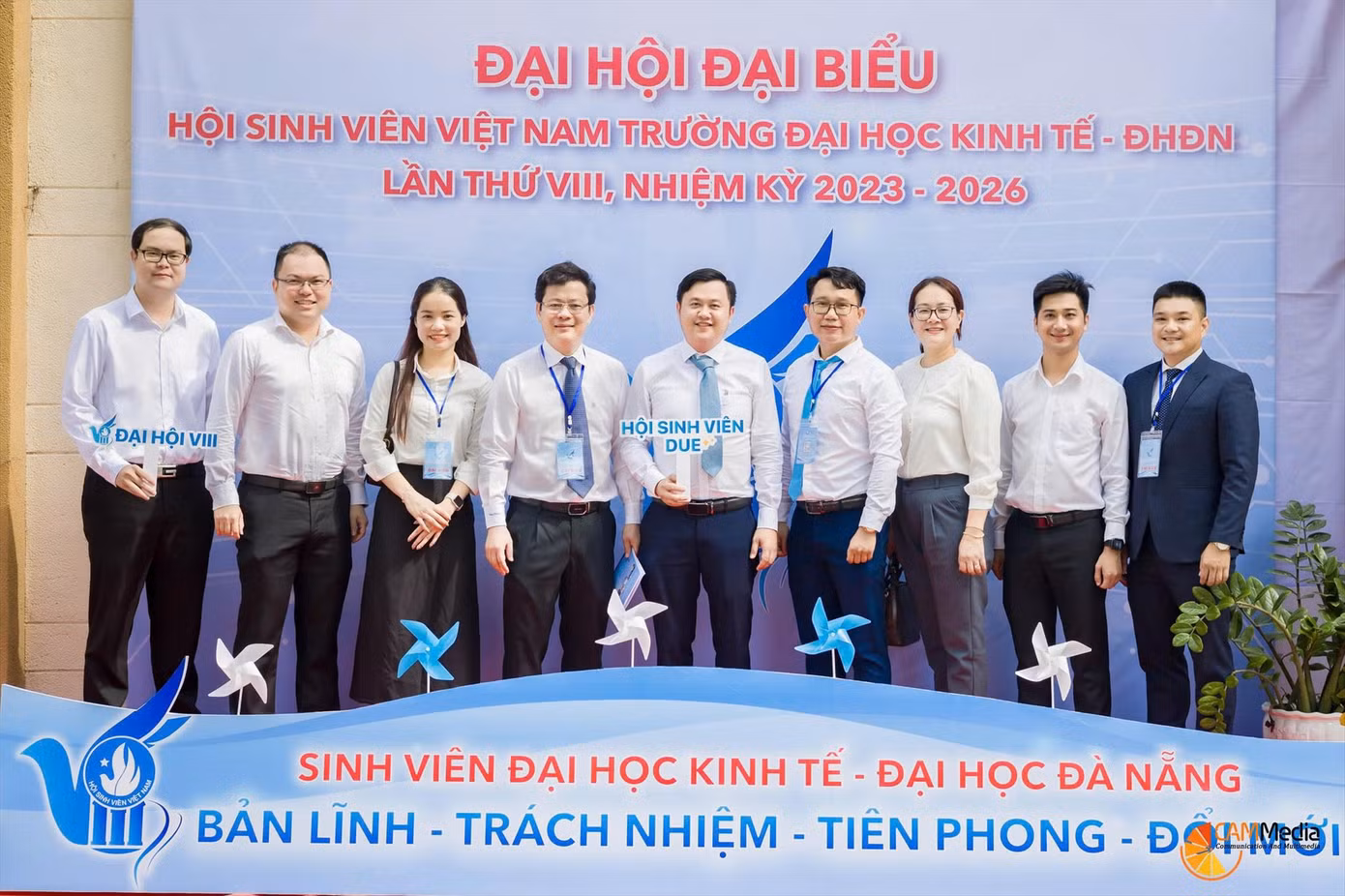 TS. Trần Xuân Quỳnh (thứ 4, từ phải qua) cùng các đại biểu tại Đại hội Hội Sinh viên Trường ĐH Kinh tế - ĐH Đà Nẵng