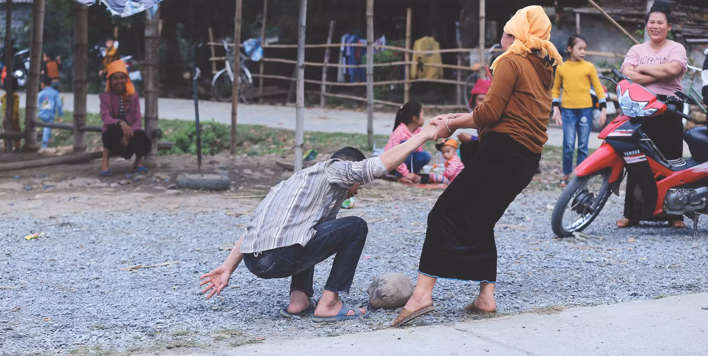 Ngày tết ở Bản Sang Thái, xã Nghĩa Lợi, thị xã Nghĩa Lộ, Yên Bái. Người chồng uống say được người vợ vừa dìu vừa kéo về nhà