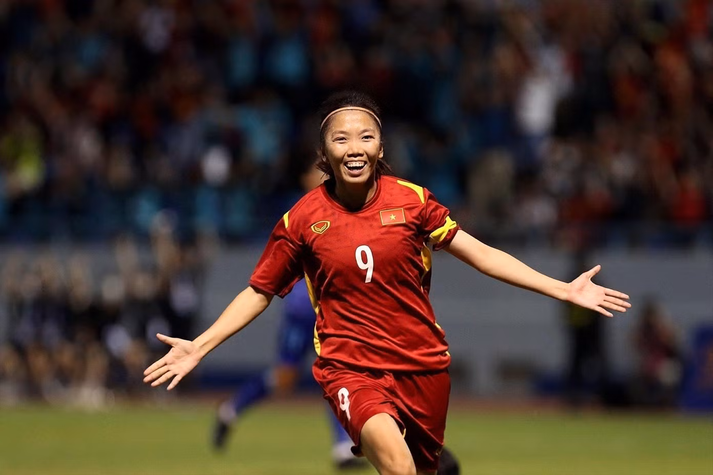 Huỳnh Như rạng rỡ trong màu áo ĐT Việt Nam. - Ảnh: Getty Images