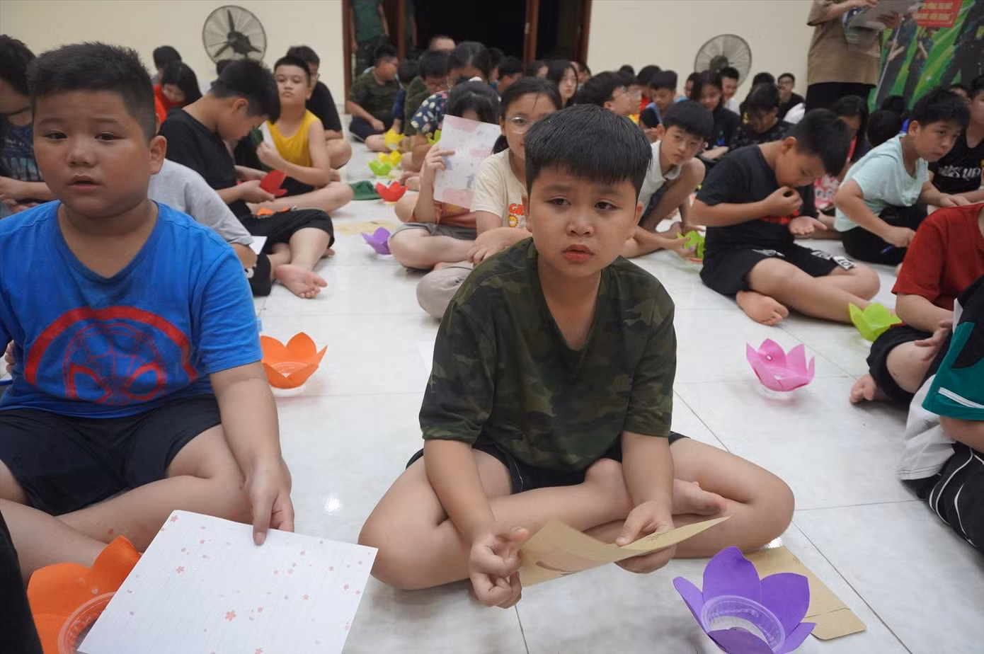 Em Nguyễn Quang Thành (bên phải) sinh sống và học tập tại Lào nhưng vẫn về nước tham gia khóa học.