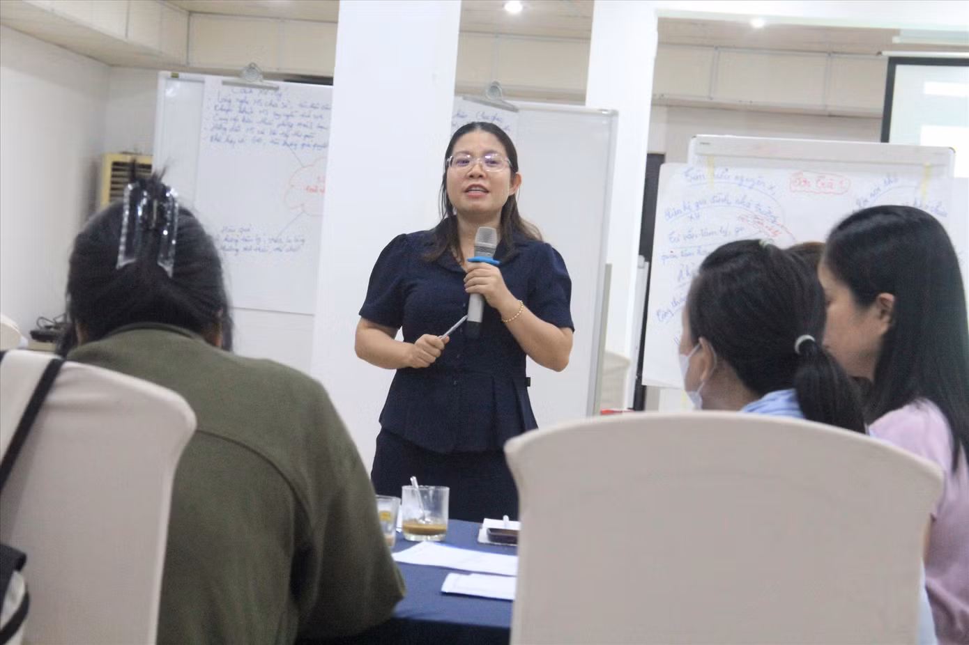 TS. Lê Thị Lâm (khoa Tâm lý giáo dục, Trường ĐH Sư phạm, ĐH Đà Nẵng) khuyến khích các thầy cô giáo đồng hành nhiều hơn nữa với học sinh. Ảnh: Thanh Hiền