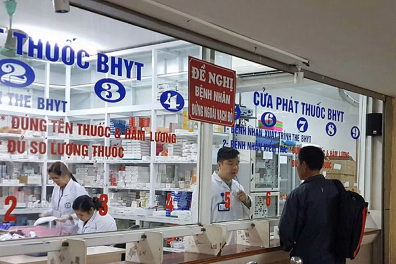 Nhiều người bệnh có thẻ BHYT phải tự bỏ tiền mua thuốc