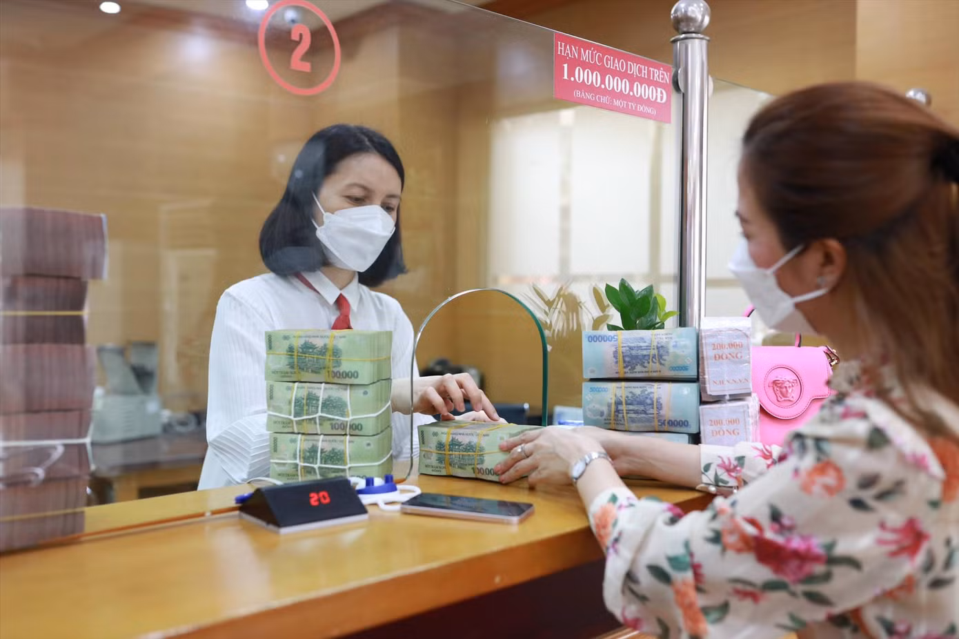 Lượng tiền gửi của người dân vào ngân hàng tăng cao, đạt 6,33 triệu tỷ đồng, mức cao nhất từ trước tới nay. Ảnh: Như Ý