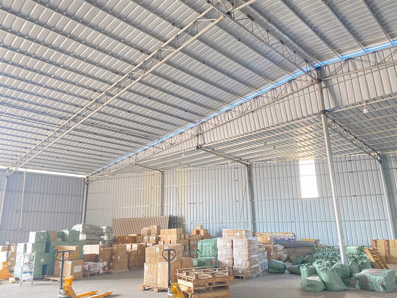 Kho hàng của Cty CP T.V.T tại Hà Nội