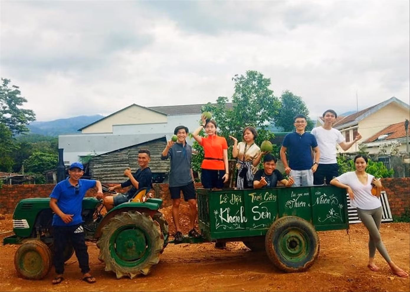 Du khách cùng các thành viên CLB “Hướng dẫn viên du lịch miễn phí” chụp hình lưu niệm tại thác Tà Gụ
