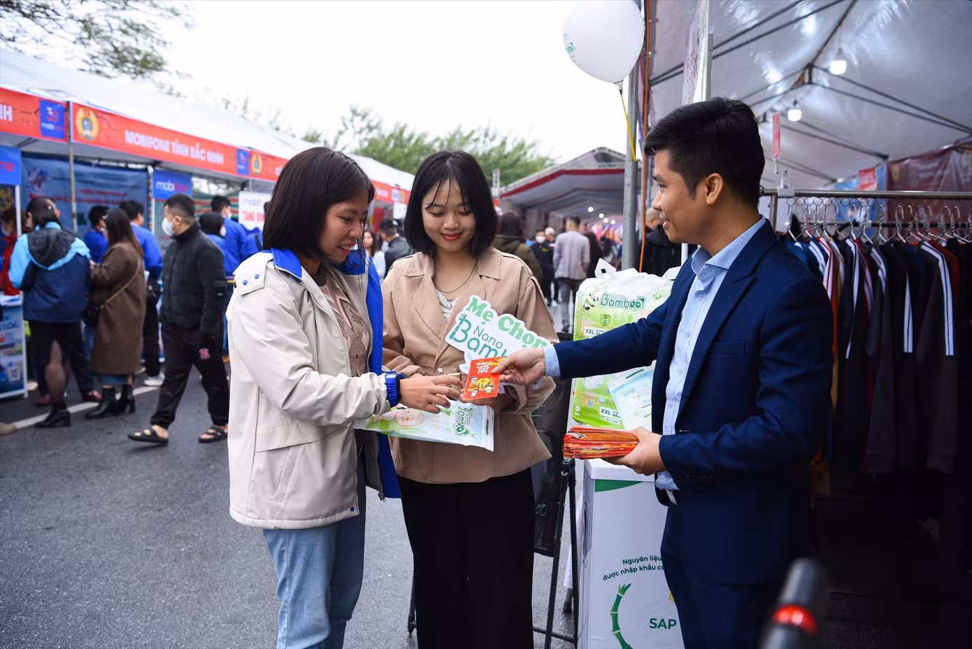 Công nhân tỉnh Bắc Ninh hồ hởi tham gia phiên chợ Tết. Ảnh: Nguyễn Thắng